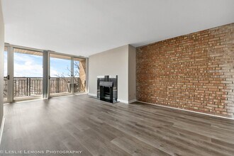 5950 Oakwood Dr in Lisle, IL - Building Photo - Building Photo