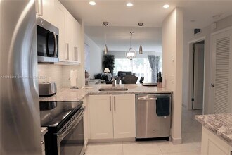 470 Paradise Isle Blvd, Unit 107 in Hallandale Beach, FL - Building Photo - Building Photo