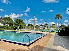 5704 Channel Dr in Greenacres, FL - Building Photo