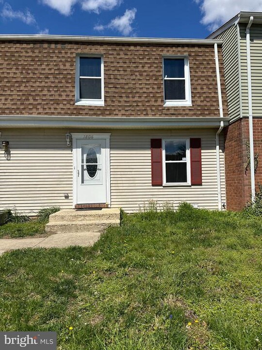 1806 Sparrow Ct in Severn, MD - Foto de edificio