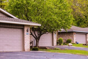 Tanager Creek Townhomes in Eden Prairie, MN - Building Photo