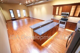 208 E 4th St in Waterloo, IA - Building Photo