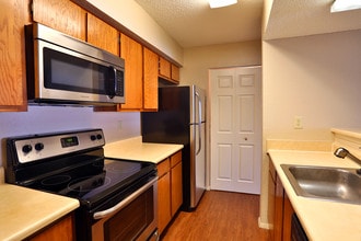 Savannah Square and Harbor in Norman, OK - Building Photo - Interior Photo