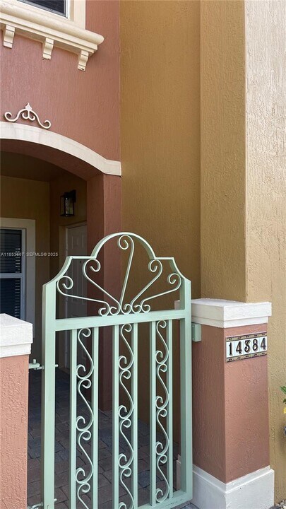 14384 SW 11th St in Pembroke Pines, FL - Foto de edificio