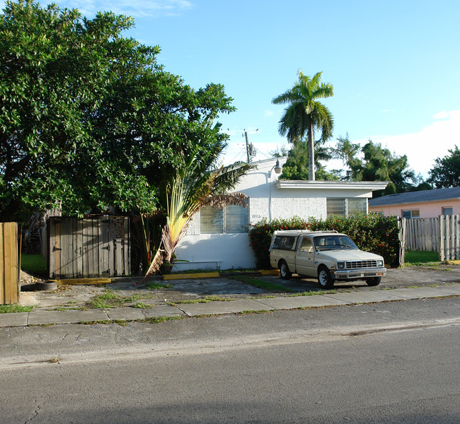 1045 NE 80th St in Miami, FL - Building Photo - Building Photo