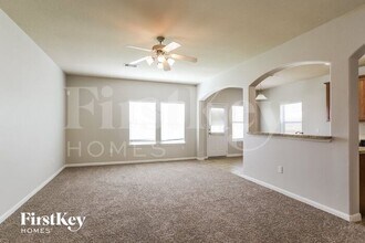 8607 E Highlands Crossing in Highlands, TX - Building Photo - Building Photo