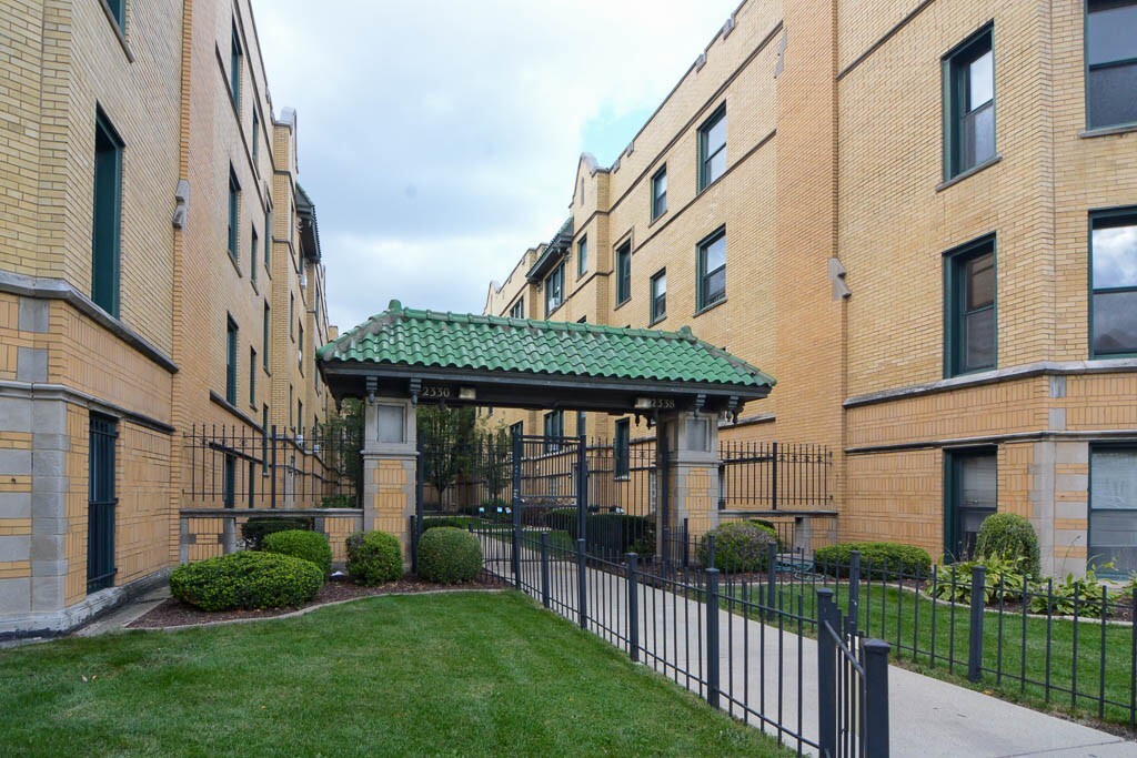 2336 N Spaulding Ave in Chicago, IL - Foto de edificio