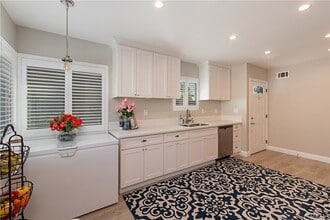 2145 W Cris Ave, Unit Room 1 in Anaheim, CA - Building Photo - Building Photo