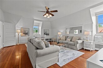 434 Bellevue Ave in Newport, RI - Building Photo - Building Photo