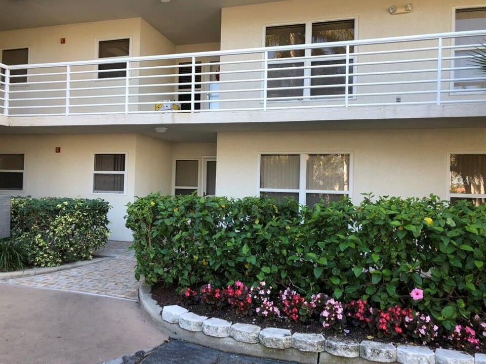 6085 Bahia Del Mar Cir in St. Petersburg, FL - Building Photo