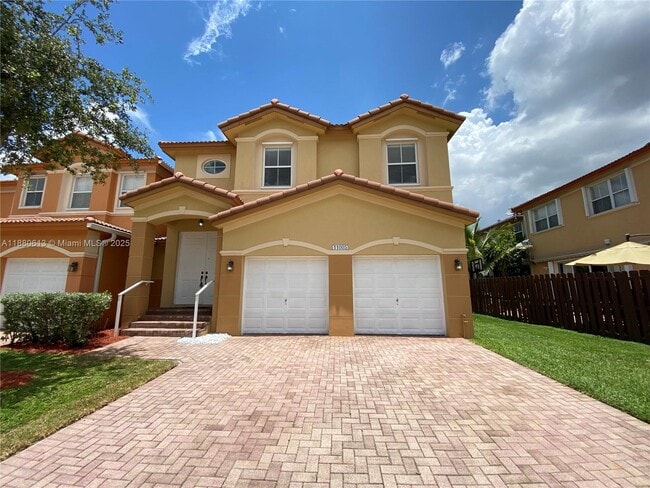 11005 NW 87th St in Doral, FL - Foto de edificio - Building Photo