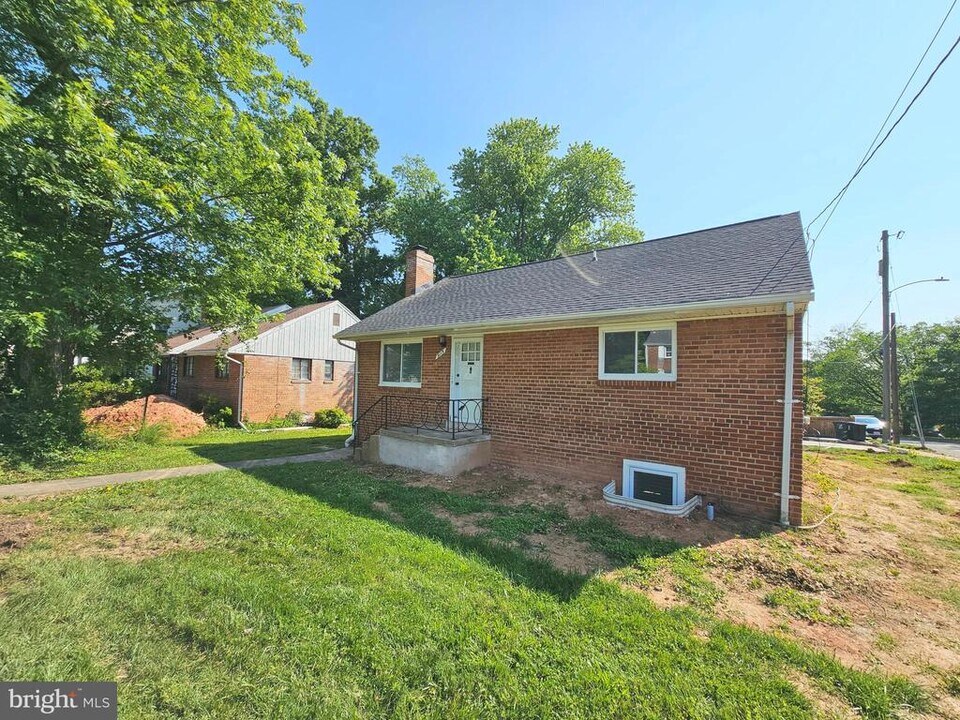 2115 N Harrison St in Arlington, VA - Building Photo