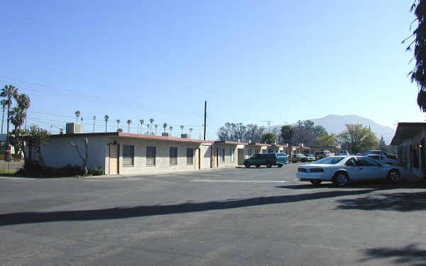 116 Iowa Ave in Riverside, CA - Foto de edificio - Building Photo