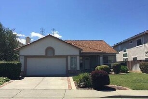 105 Pau Ct in Fairfield, CA - Building Photo