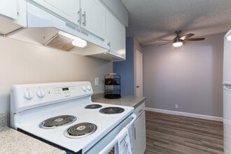 Riverglen by the River in Sacramento, CA - Foto de edificio - Building Photo