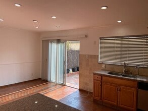 19050 Kittridge St, Unit 6 in Reseda, CA - Building Photo - Building Photo