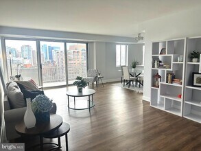 8315 N Brook Ln in Bethesda, MD - Foto de edificio - Building Photo