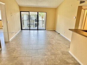 9244 W Atlantic Blvd in Coral Springs, FL - Building Photo - Building Photo