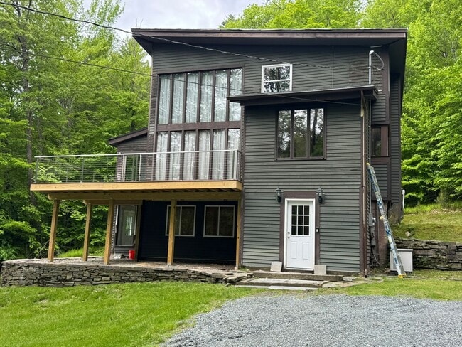 93 Warner Ln in Hartford, VT - Foto de edificio - Building Photo