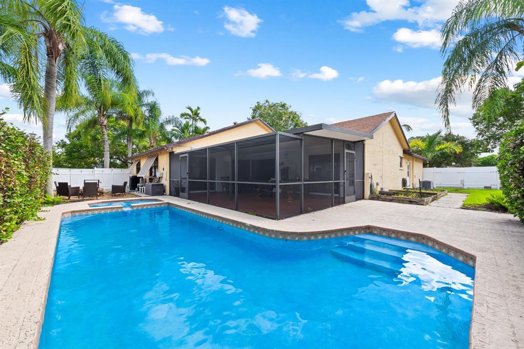 563 SW 169th Ave in Weston, FL - Building Photo