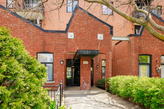 300 De La Poudrière Rue in Verdun, QC - Building Photo - Building Photo