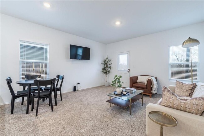 17713 Somerville Ct in Elgin, TX - Building Photo - Building Photo