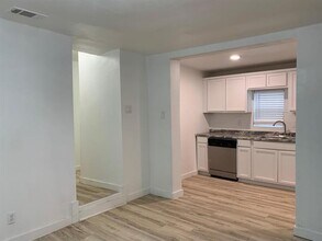 1046 W Collins St in Denison, TX - Building Photo - Building Photo