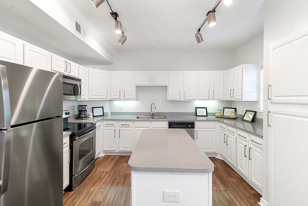 Providence in the Park in Arlington, TX - Building Photo