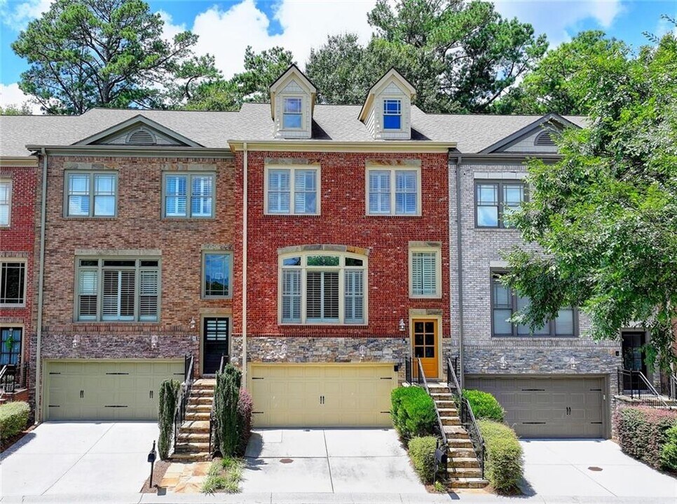 350 Mystic Ridge Ln in Sandy Springs, GA - Building Photo