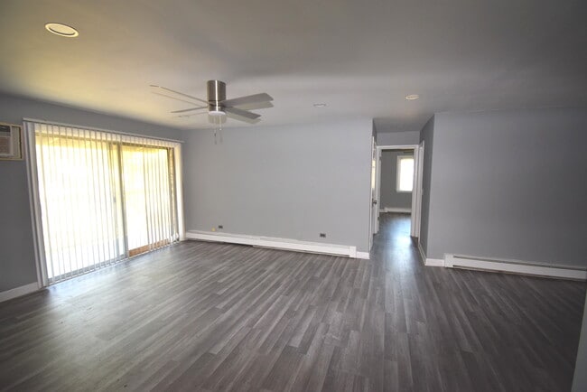 9S070 Lake Dr in Willowbrook, IL - Building Photo - Building Photo