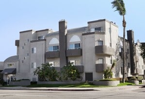 Cambridge Court Apartments in Canoga Park, CA - Building Photo