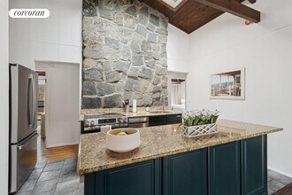 45 Hillside Dr E in Sag Harbor, NY - Building Photo - Building Photo