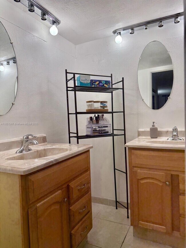 1670 NE 191st St in Miami, FL - Building Photo - Building Photo