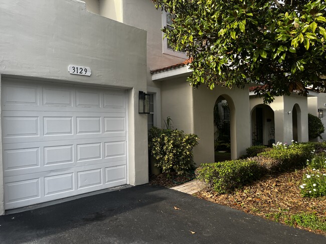 3129 Santorini Ct in Tampa, FL - Foto de edificio - Building Photo