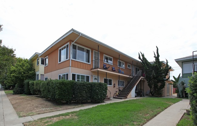 Muir Garden Apartments in San Diego, CA - Building Photo - Building Photo