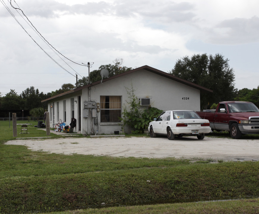 4324 Ballard Rd in Ft. Myers, FL - Building Photo