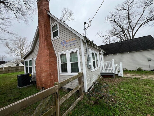 109 W Alabama St in Brazoria, TX - Building Photo - Building Photo