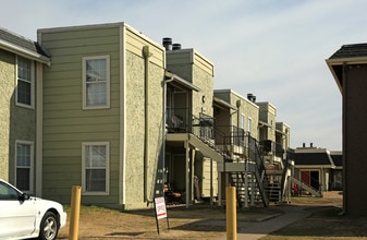 Tradewinds Villas in Tulsa, OK - Building Photo - Building Photo