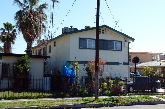 1271 Mountain View Ave in San Bernardino, CA - Foto de edificio - Building Photo