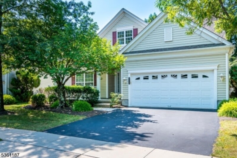 233 Knollcrest Ct in Franklin Township, NJ - Building Photo