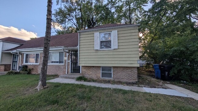 property at 9814 S Oglesby Ave