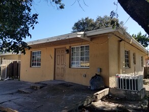 1298 NW 38th St in Miami, FL - Building Photo - Building Photo