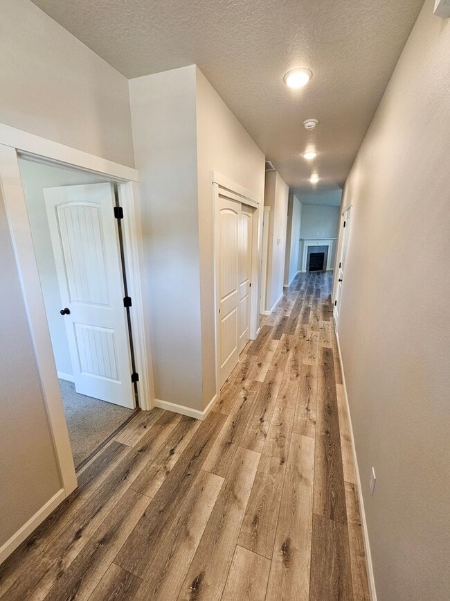 1400 Dahlia St in Woodburn, OR - Building Photo - Building Photo