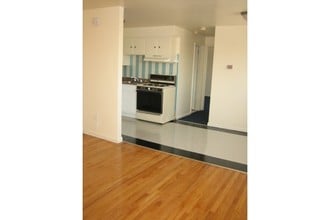 Parkside Apartments in Philadelphia, PA - Building Photo - Interior Photo