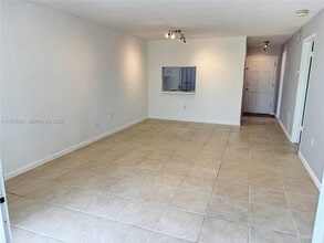 7535 N Kendall Dr in Miami, FL - Building Photo - Building Photo