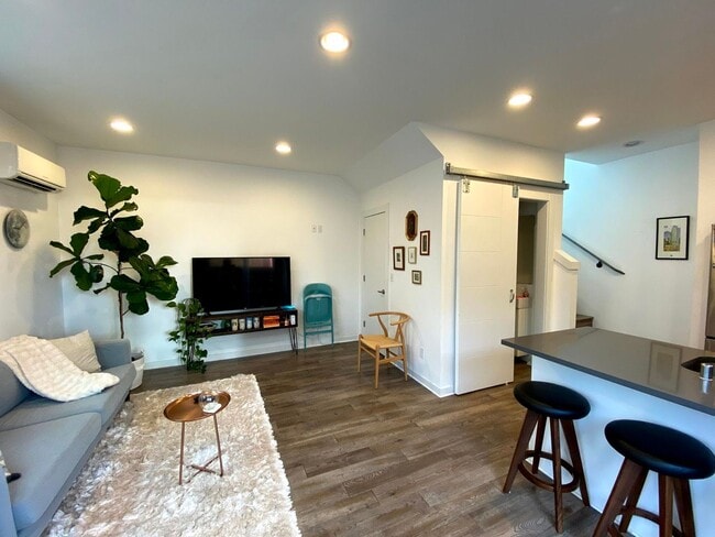 property at 811 S Cloverdale St