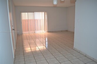 7230 Fairway Dr in Hialeah, FL - Building Photo - Building Photo