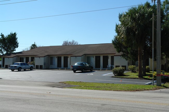 Palmetto Villas in Daytona Beach, FL - Foto de edificio - Building Photo