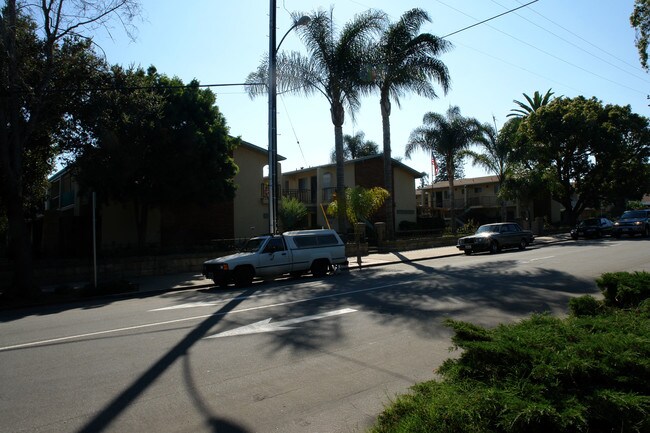 Palm Tree Apartments in Santa Barbara, CA - Building Photo - Building Photo