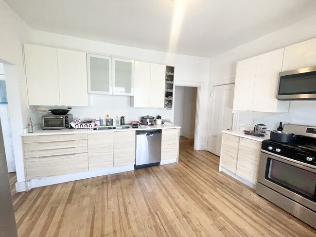 158 Boston St, Unit 2 in Boston, MA - Building Photo - Building Photo